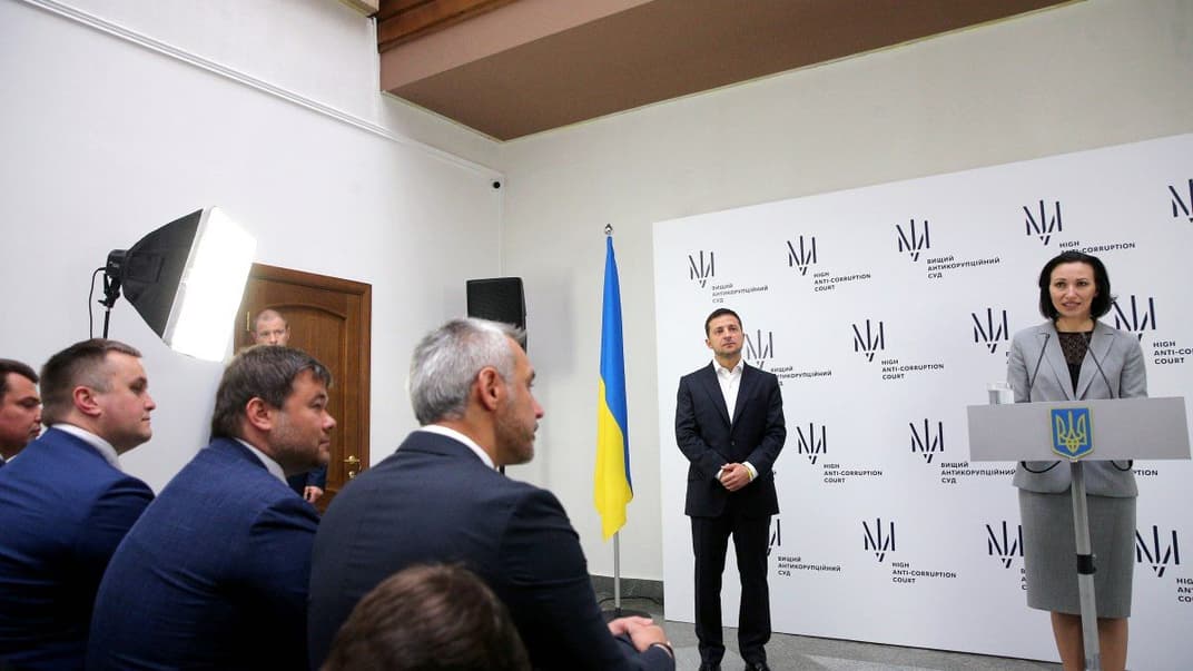 Голова Вищого антикорсуду Олена Танасевич (праворуч) та президент України Володимир Зеленський під час брифінгу з нагоди початку роботи суду, Києві, 5 вересня 2019 року