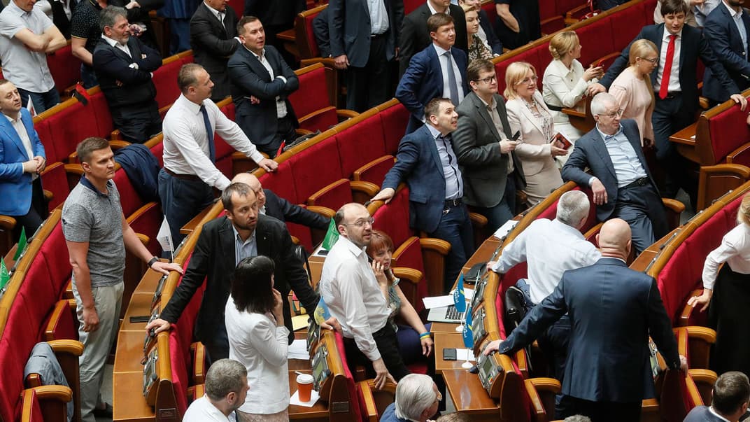 Народные депутаты Украины во время внеочередного заседания Верховной Рады, Киев, 22 мая 2019 года