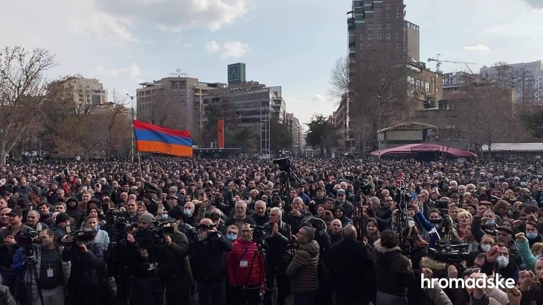 В Ереване на улицы вышли сторонники и противники премьер-министра страны Никола Пашиняна, 25 февраля 2021 года