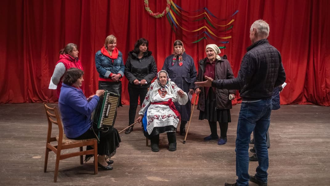 Народный коллектив «Барвинок» репетирует на сцене дома культуры в селе Разумовка Кировоградской области, 1 июня 2021 года