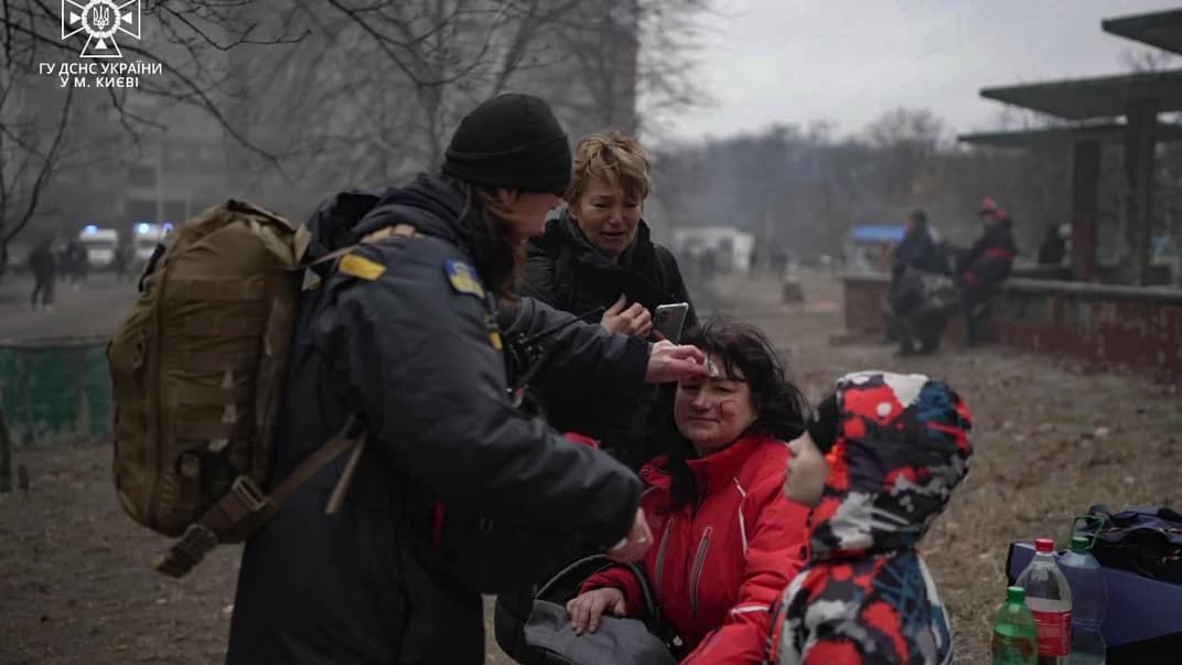 Женщина, пострадавшая в результате утреннего российского обстрела по Киеву, 7 февраля 2024 года