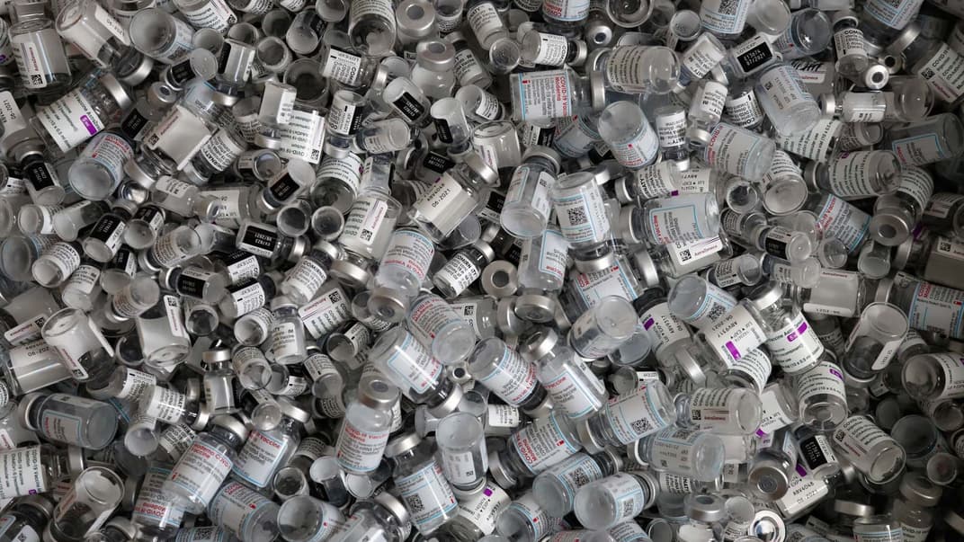 Порожні флакони від вакцин проти COVID-19 Pfizer/BioNTech, Moderna та AstraZeneca лежать у коробці під час вакцинаційної кампанії в Еберсбергу поблизу Мюнхена, Німеччина, 15 травня 2021 року