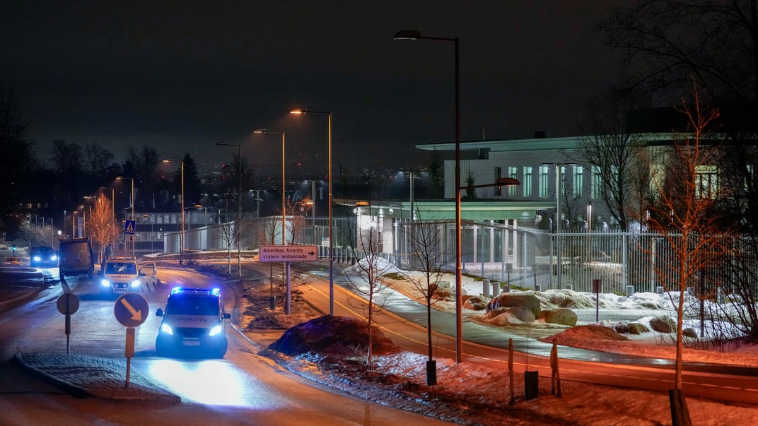 Автомобілі поліції біля посольства США в Осло після повідомлення про вибух