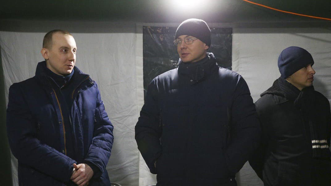 Журналіст Станіслав Асєєв (зліва) під час обміну між Україною і так званими «ДНР» і «ЛНР», 29 грудня 2019 року