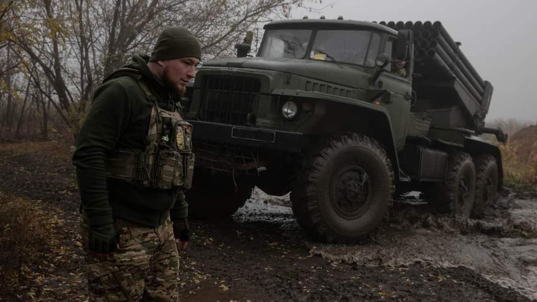 Український військовий та техніка на полі бою. Ілюстративне фото