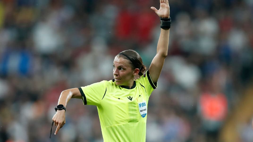 Суддя Стефані Фраппар під час матчу Суперкубку УЄФА між «Челсі» та «Ліверпулем», Стамбул, Туреччина, 14 серпня 2019 року