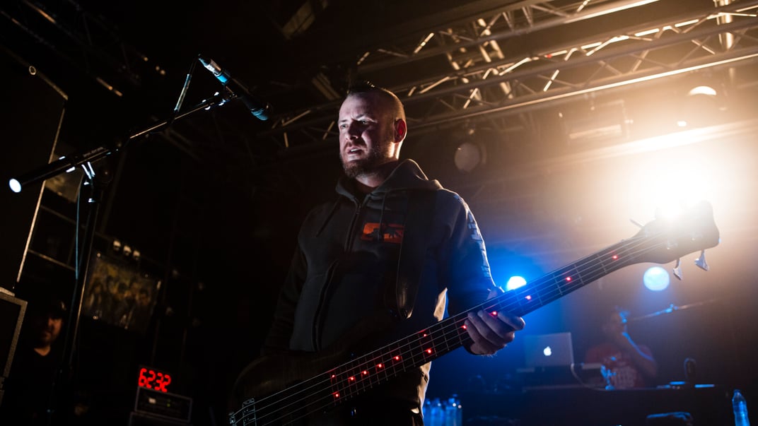 Сем Ріверс з гурту Limp Bizkit виступає на сцені у Ліверпулі, Велика Британія, 9 лютого 2014 року