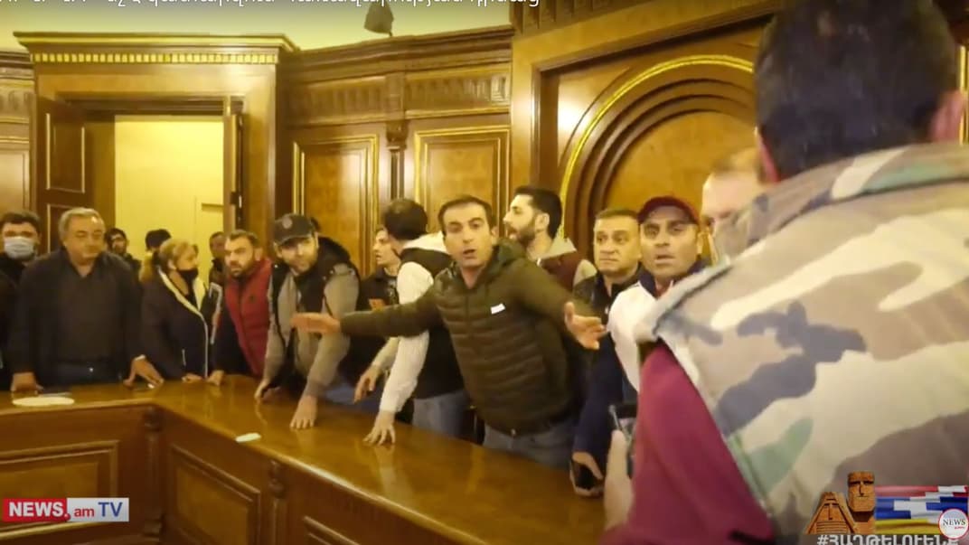 Люди увірвалися до будівлі уряду Вірменії через рішення про припинення війни у Нагірному Карабасі