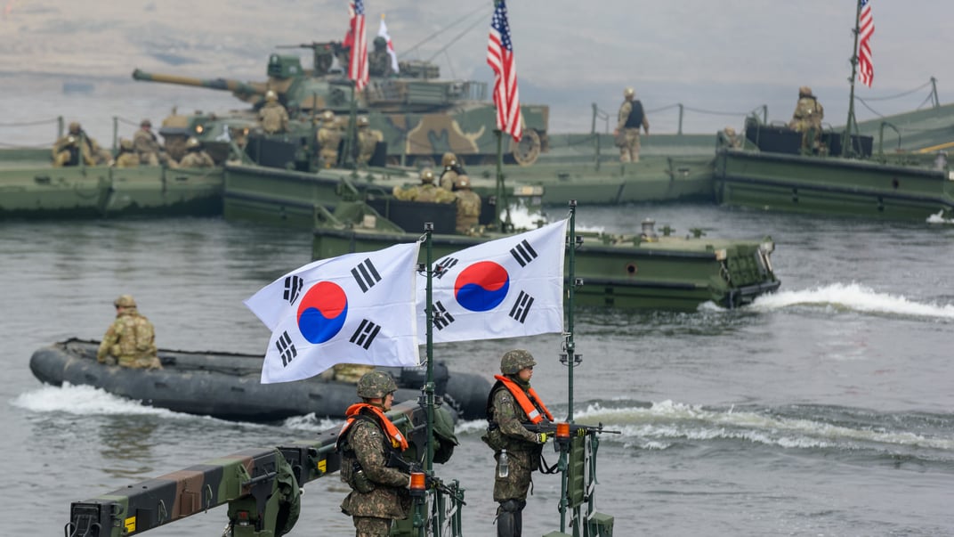 Солдати США та Південної Кореї беруть участь у спільних навчаннях «Щит свободи» на річці Імджін поблизу прикордонного міста Йончхон, 20 березня 2025 року