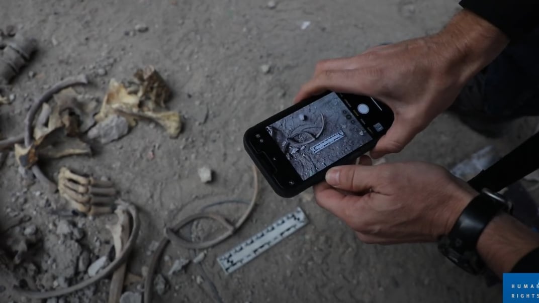 Останки людей, знайдені на місці масового поховання у Сирії
