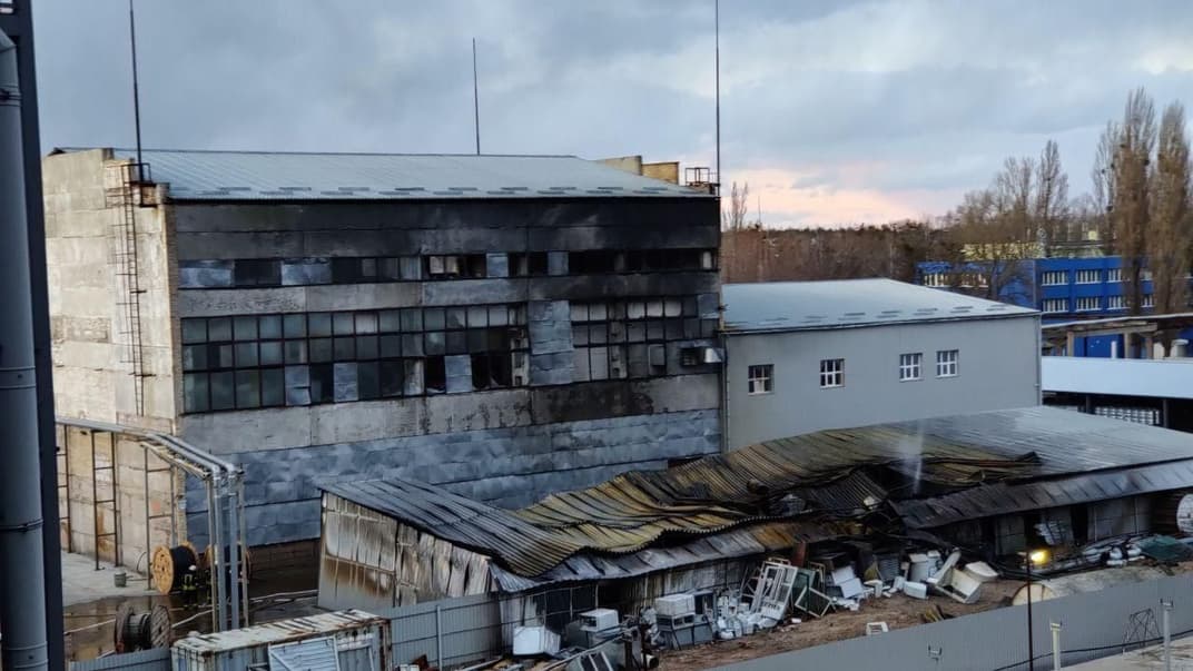 Ангар з хімічними відходами, які зберігали для утилізації, після пожежі, Київ, 14 березня 2020 року
