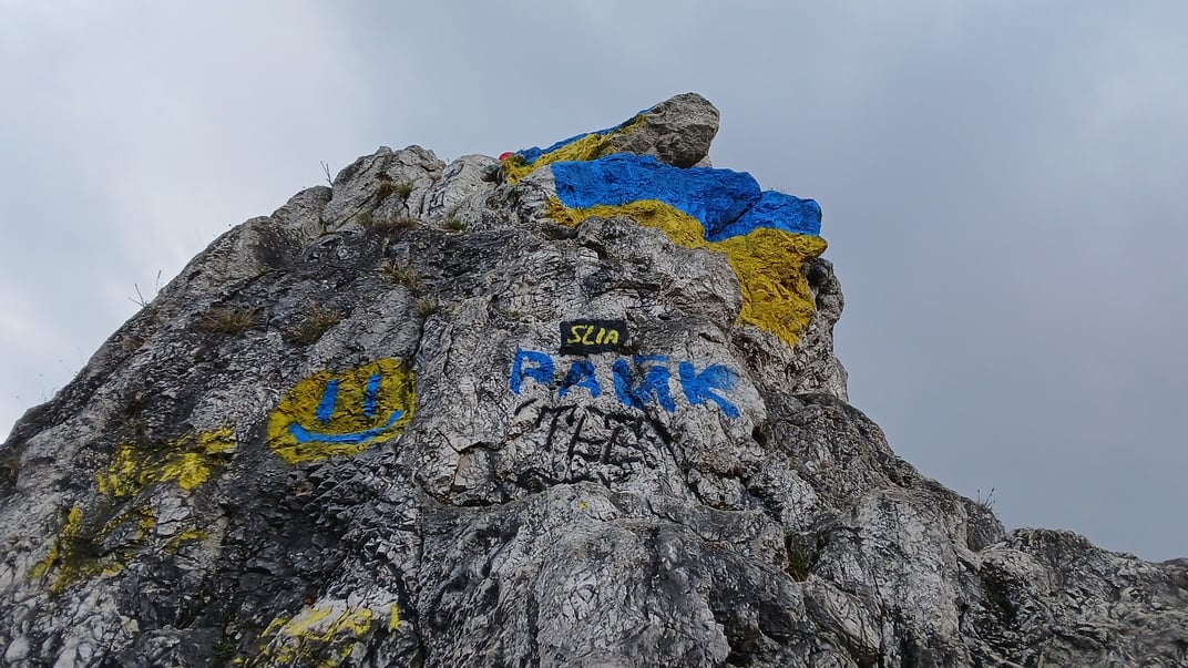 Заповідну скелю в Угорщині обмалювали синьо-жовтими кольорами Заповідну скелю в Угорщині обмалювали синьо-жовтими кольорами
