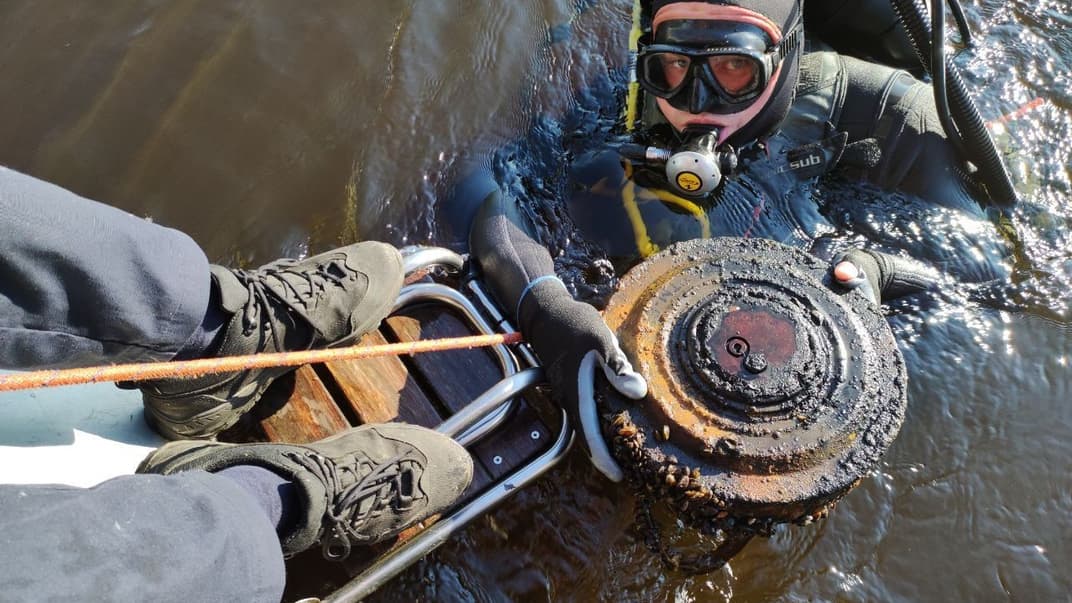 Противотанковая мина, которую саперы-водолазы нашли в киевском Гидропарке