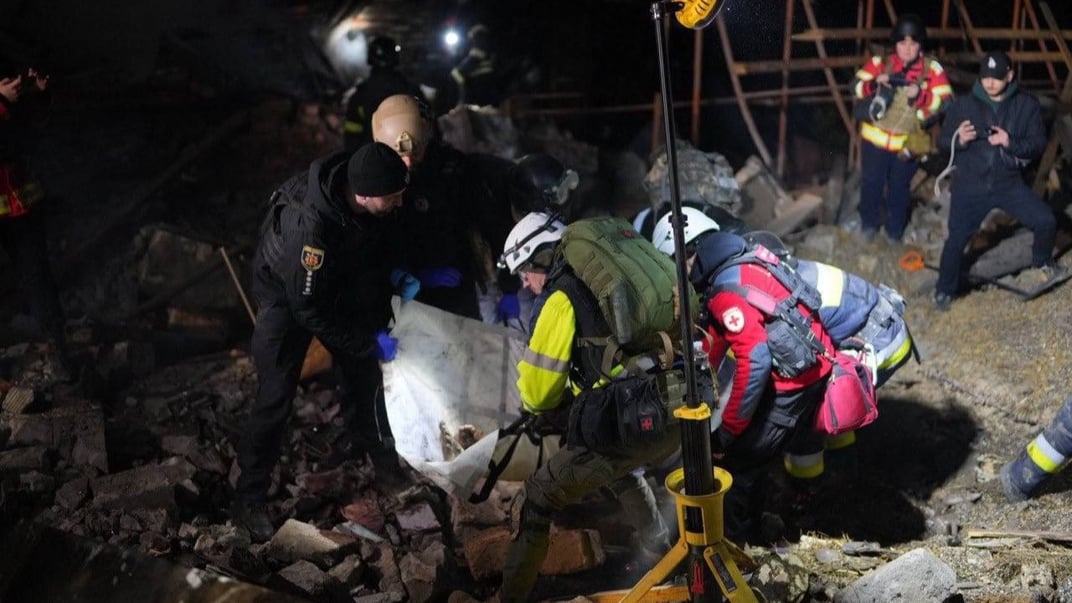 Екстрені служби на місці російського удару в Запоріжжі, 21 березня 2025 року