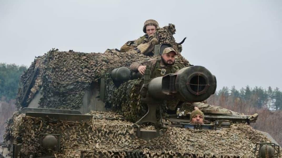 Українські військовослужбовці та техніка на полі бою. Ілюстративне фото