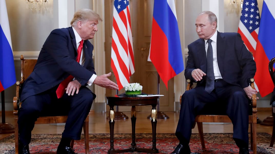 Президент США Дональд Трамп протягивает руку лидеру россии владимиру путину во время встречи в президентском дворце в Хельсинки, Финляндия, 16 июля 2018 года