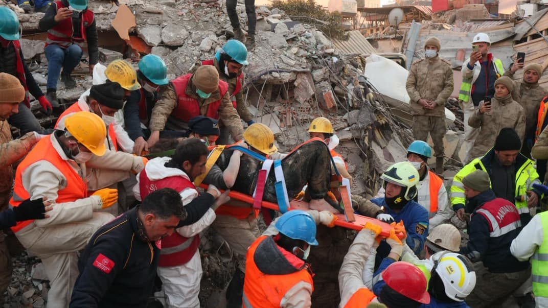 Украинские чрезвычайники спасли из-под завалов в Турции женщину на 9-й день после землетрясения