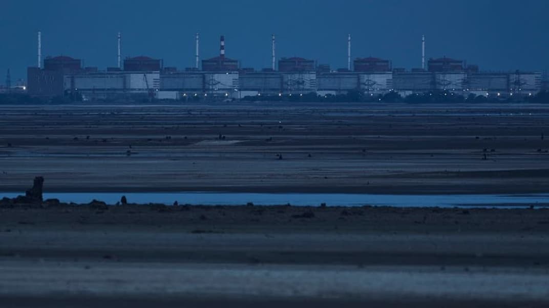 Запорізька АЕС на тлі обмілілого Каховського водосховища, червень 2023 року