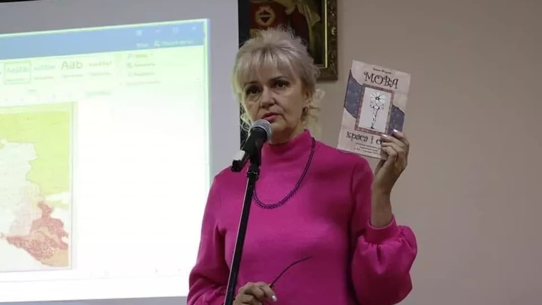 Мовознавиця Ірина Фаріон тримає свою книгу «Мова — краса і сила»