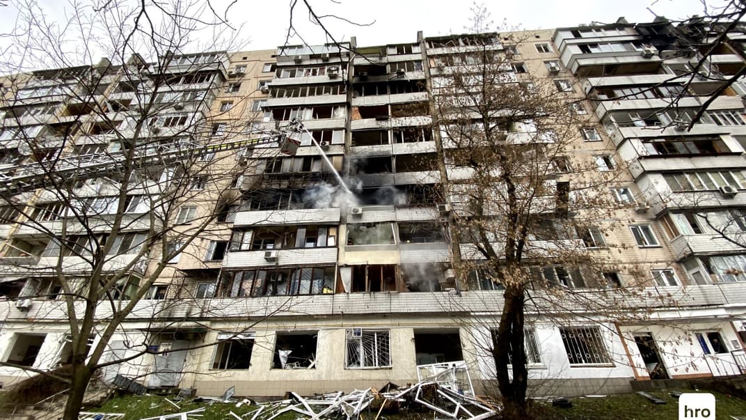 Спасатели на месте попадания в Соломенском районе Киева, 2 января 2024 года