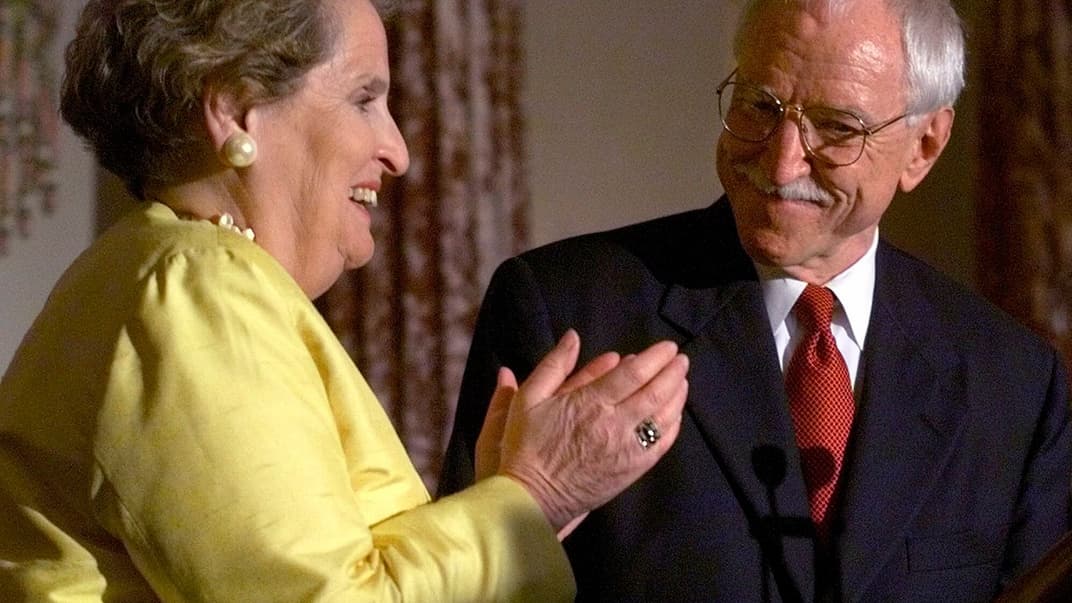 Бывшый государственный секретарь США Мадлен Олбрайт приветствует назначение Джеймса Гормеля послом США в Люксембурге. Вашингтон, США, 29 июня 1999 года