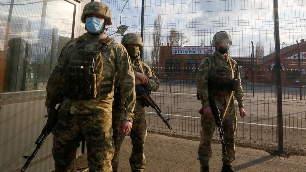 Українські солдати охороняють блокпост біля міста Щастя, поблизу Луганська, Україна, 16 квітня 2021 року