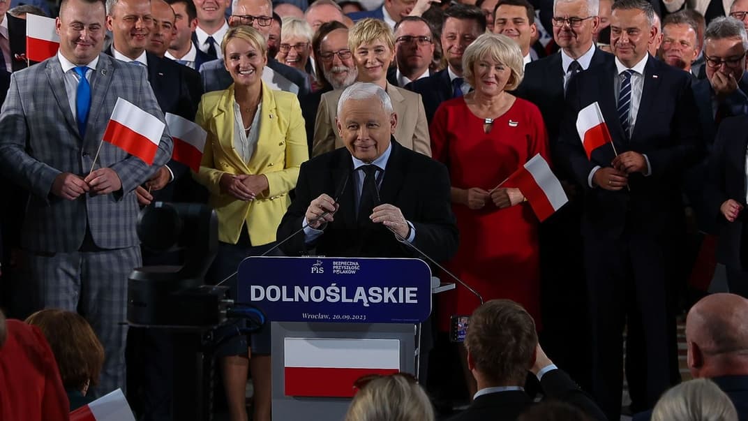 Вице-премьер-министр Польши и глава партии «Право и справедливость» Ярослав Качиньский (в центре) на партийном съезде во Вроцлаве 20 сентября 2023 года