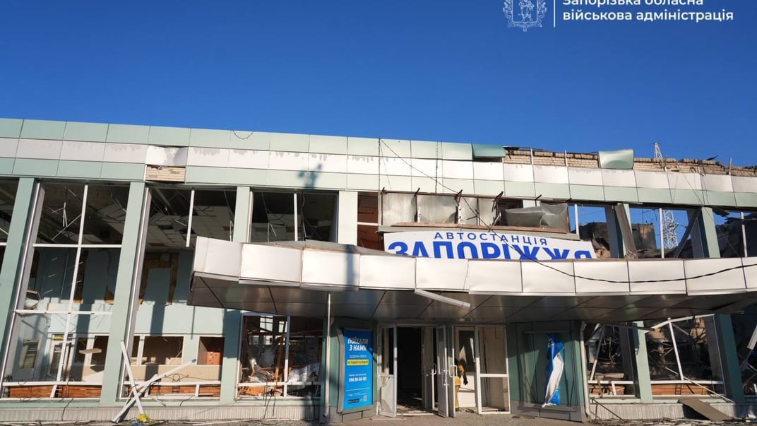 Знищена будівля автовокзалу в Запоріжжі