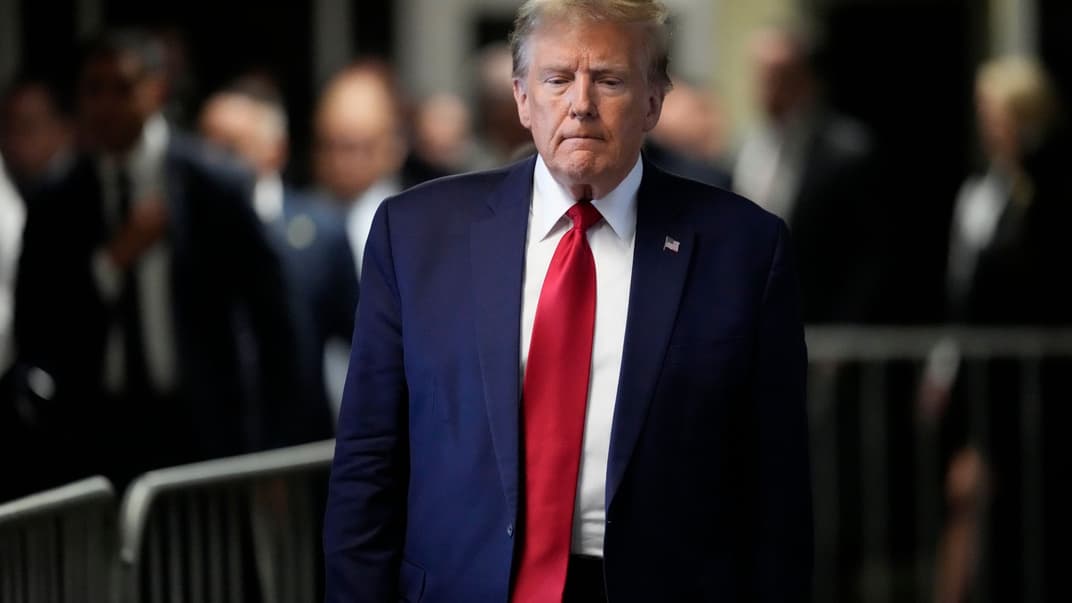 Бывший президент Дональд Трамп покидает уголовный суд Манхэттена, 15 февраля 2024 года