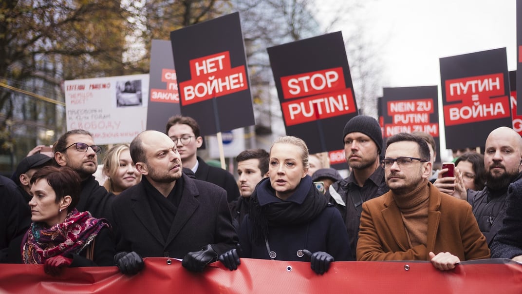 Юлія Навальна (у центрі) з російським опозиційним політиком Володимиром Кара-Мурзою (у центрі ліворуч) та Іллею Яшиним (у центрі праворуч) очолюють демонстрацію під гаслом «Ні путіну! Ні війні» у Берліні 17 листопада 2024 року