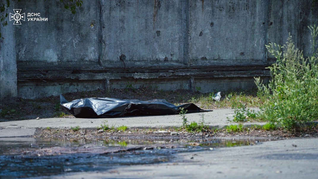 Тіло загиблої людини, яке дістали з-під завалів