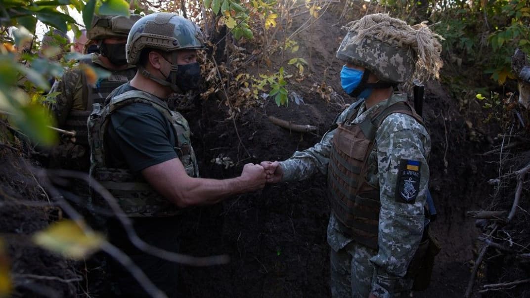 Президент Владимир Зеленский (слева) в зоне ООС, 14 октября 2020 года