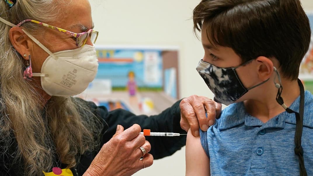 Доктор Кеті Мерріт вакцинує 8-річного Деніела Маккалока вакциною Pfizer від COVID-19 у відділенні педіатрії та підлітків Чапел-Хілл у Чапел-Хілл, штат Нью-Йорк, 4 листопада 2021 року.