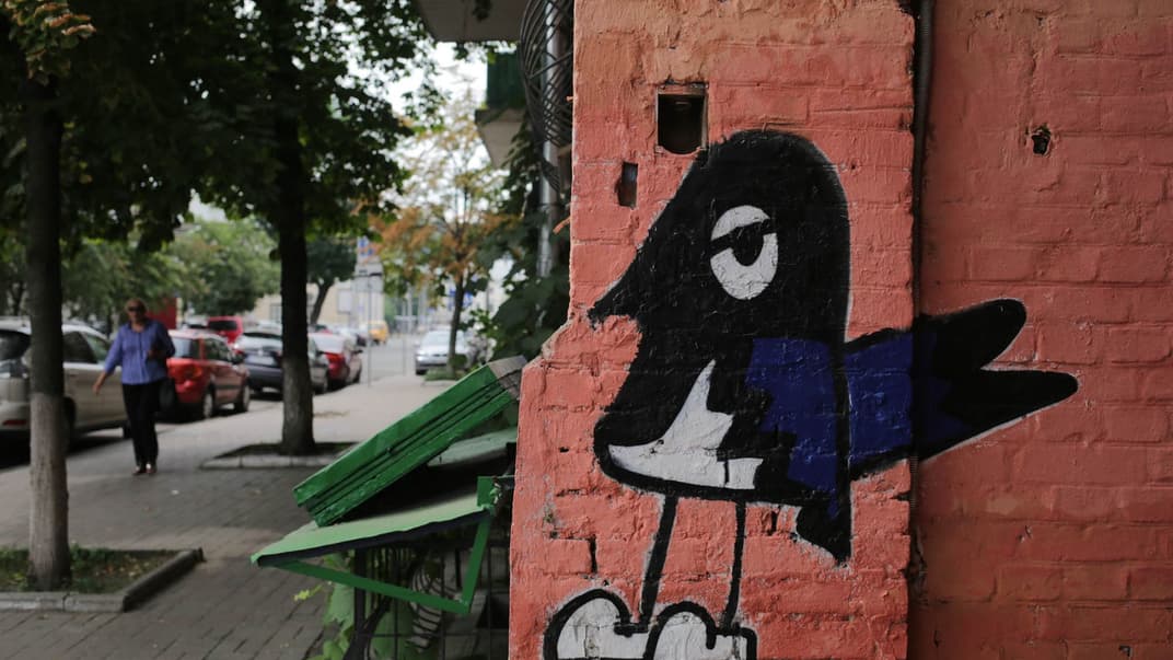 Птичка авторства Марины Сорокиной на стене дома на Подоле в Киеве