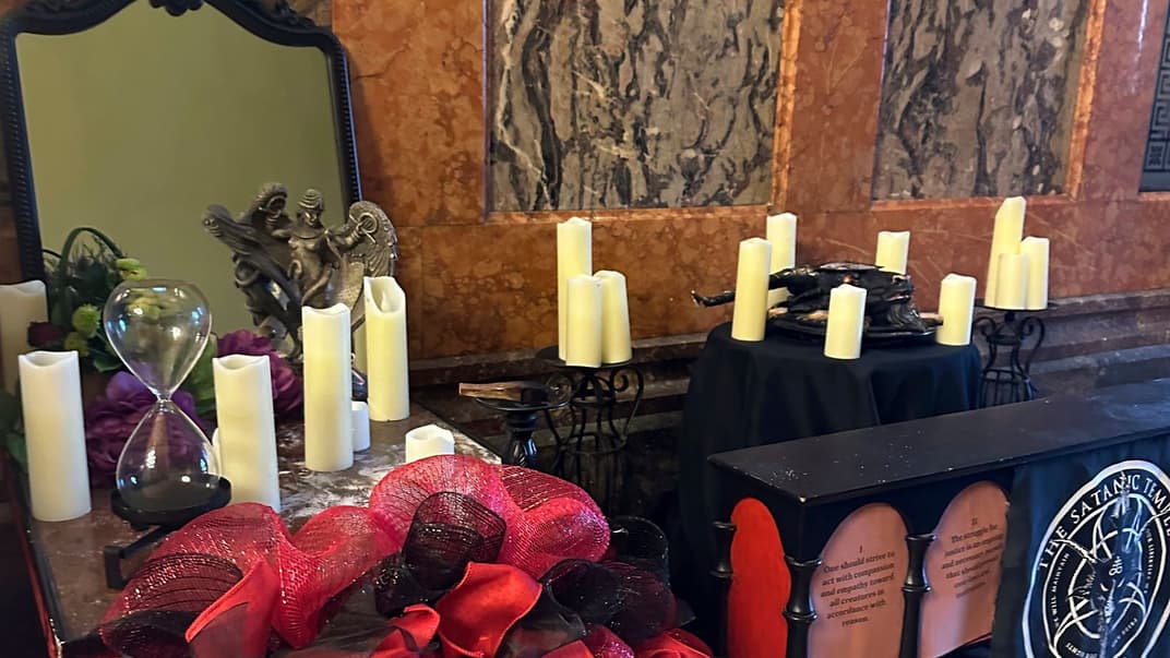 Пошкоджена виставка сатаністів у Капітолії штату Айова, 15 грудня 2023 року