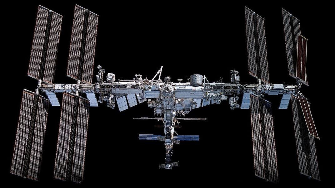Міжнародна космічна станція, сфотографована з космічного корабля SpaceX Crew Dragon у листопаді 2021 року