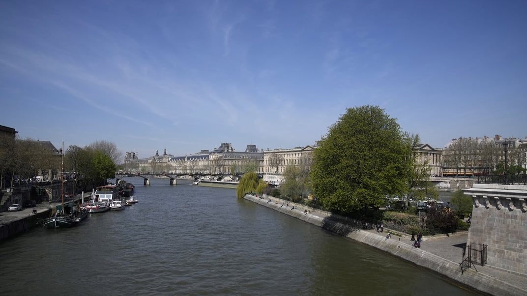 Вид на реку Сена в Париже, 5 апреля 2023 года