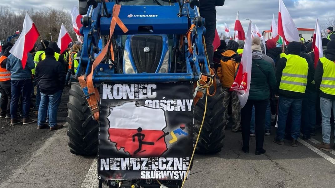 Баннер на технике польских протестующих: «Конец гостеприимства, неблагодарные сукины сыны»