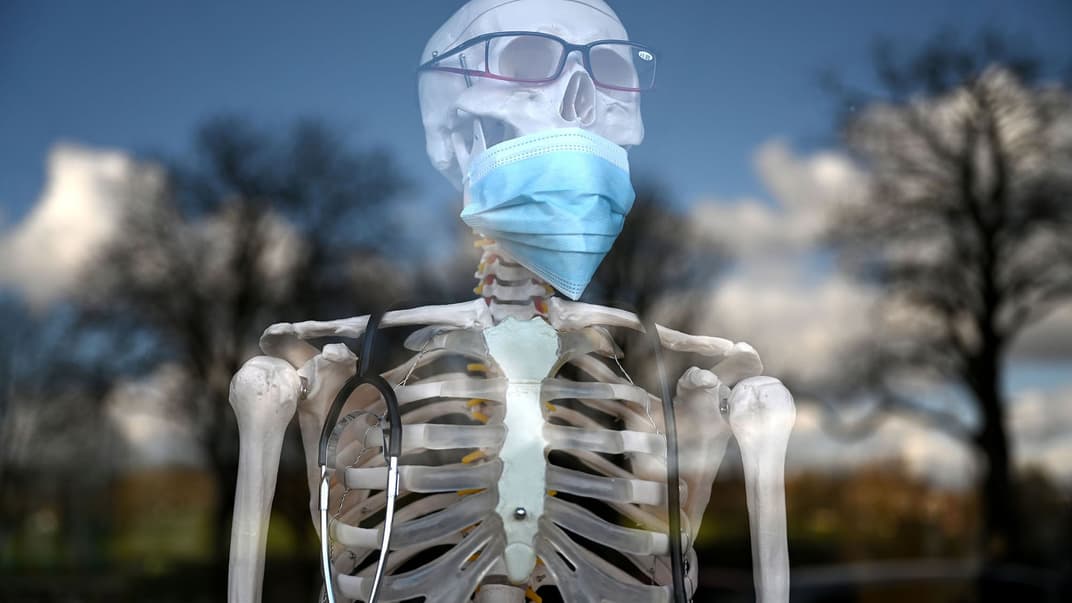 Макет скелету людини в окулярах і захисній масці для обличчя на вітрині магазину медичної техніки і обладнання в Лондоні, Велика Британія, 2 березня 2020 року. Кількість інфікованих китайським коронавірусом на 4 березня у світі зросла до 93 158 людей