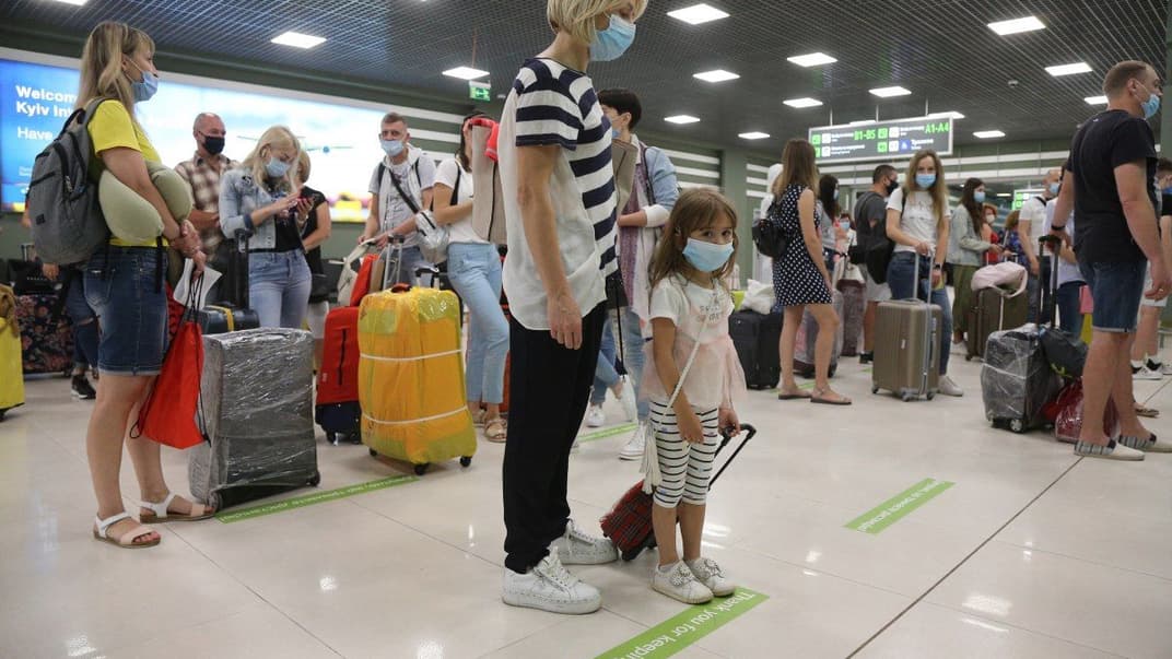 Пасажири в черзі до стійки реєстрації в аеропорту «Київ» (Жуляни), 26 червня 2020 року