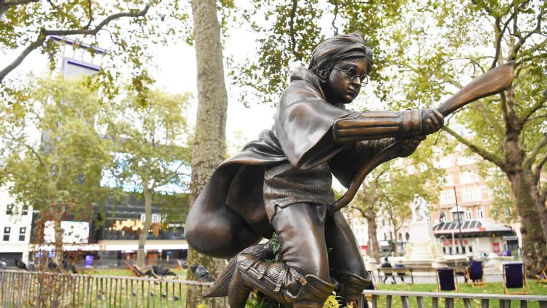 В Лондоне установили первый памятник Гарри Поттеру. Компанию ему составили Мэри Поппинс, мистер Бин и не только