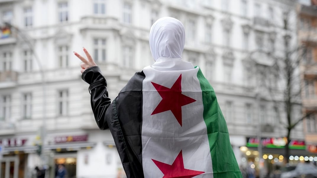 Сирійська дівчина святкує падіння режиму Башара аль-Асада на вулиці в Берліні, 10 грудня 2024 року