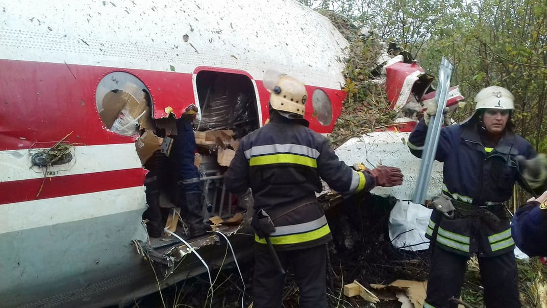 Спасатели на месте аварии военного транспортного самолета АН-12 недалеко от аэропорта Львова, 4 октября 2019 года