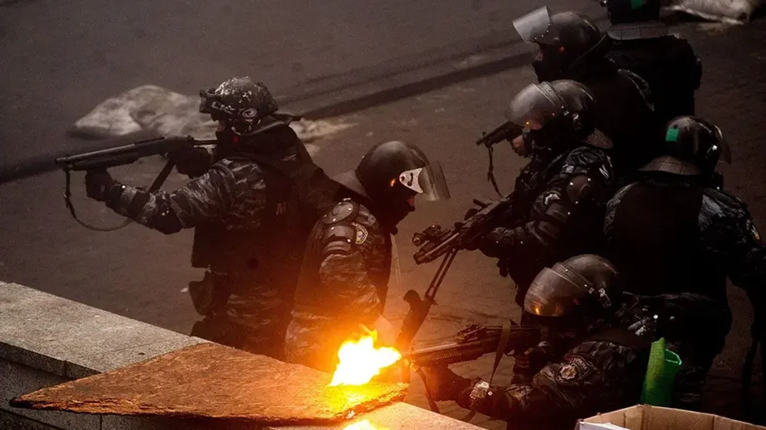 Бійці спецпідрозділу «Беркут» стріляють у бік протестувальників на вулиці Інститутській, Київ, 20 лютого 2014 року
