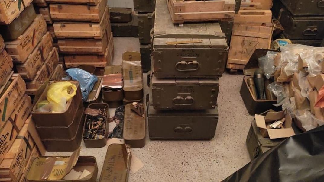 Правоохранители нашли на территории роты полиции незаконный склад оружия