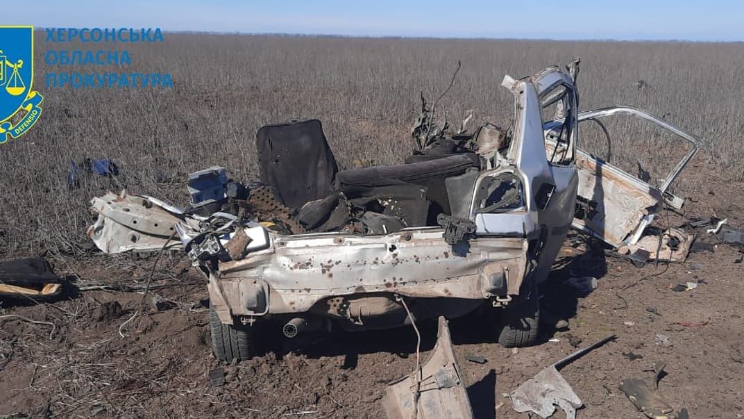 Автівка, яка підірвалася в полі у селі Іщенка Великоолександрівської громади Херсонської області