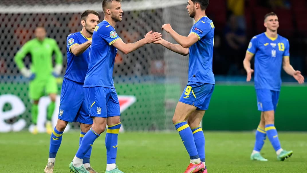 Игроки сборной Украины по футболу празднуют забитый мяч в ворота сборной Нидерландов