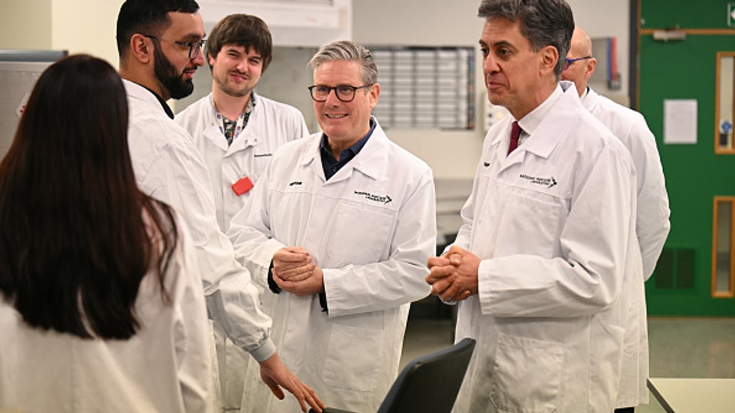 Ілюстративне фото. Прем’єр-міністр Кір Стармер і секретар із питань зміни клімату Ед Мілібенд спілкуються з вченими в лабораторії, Престон, Велика Британія, 6 лютого 2025 року