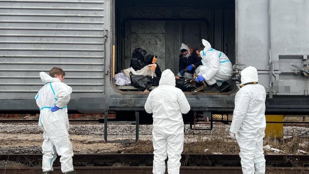 Спеціалісти-криміналісти працюють над ідентифікацією тіл загиблих