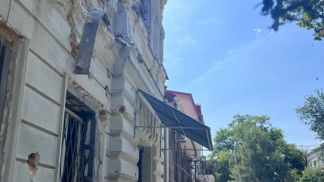 Поврежденное здание по причине обстрела